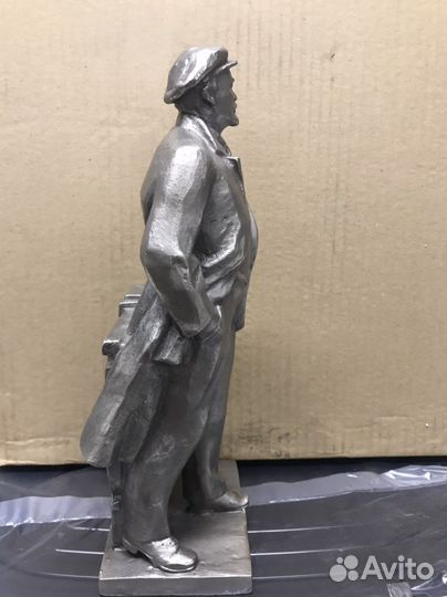 Статуэтка В.И. Ленин у забора