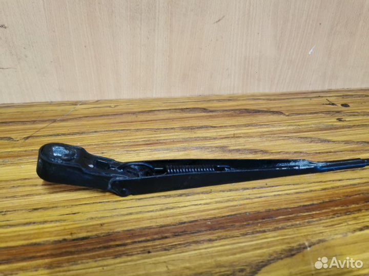 Поводок стеклоочистителя передний правый LADA