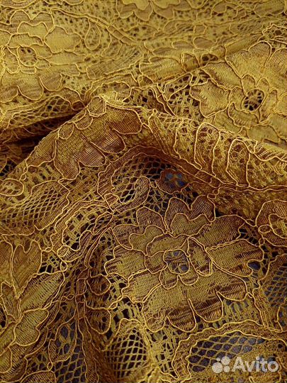 Отрез ткани гипюр