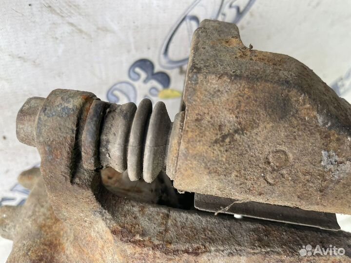 Суппорт правый передний Mitsubishi Outlander 1