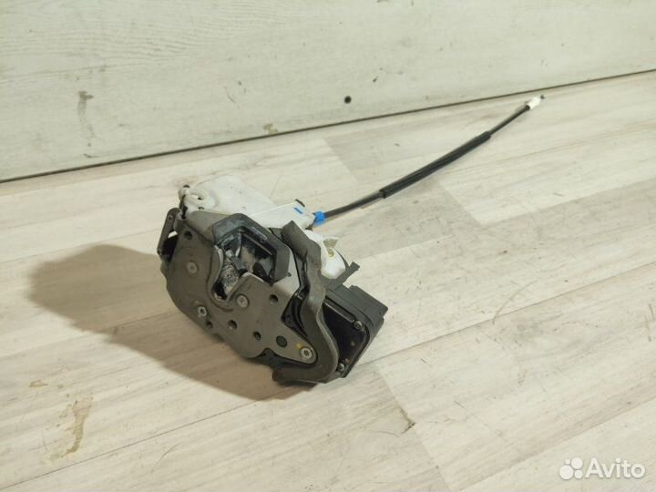 Замок двери передний правый Opel Astra J 2010