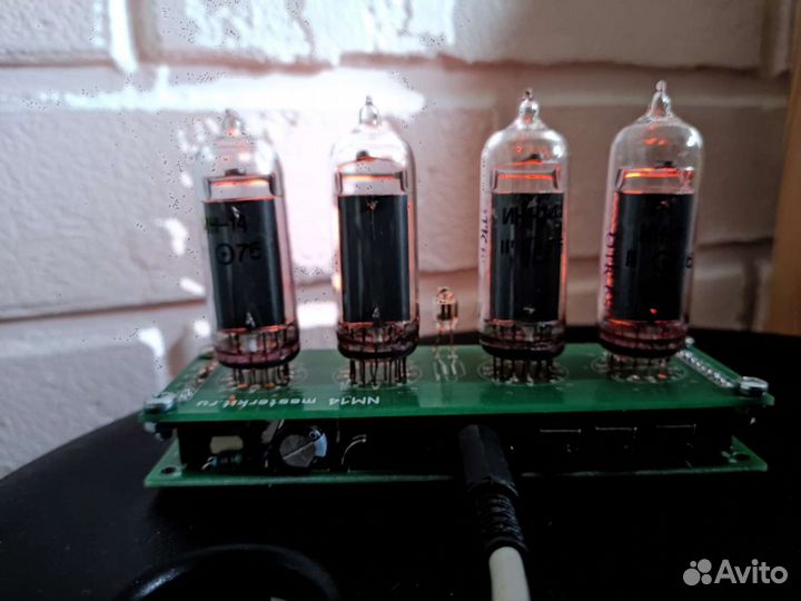 Ретро часы на радио лампах ин