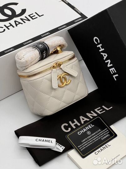 Сумка косметичка Chanel цепочка-ремень белая