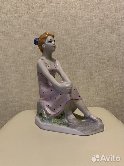 Фарфоровая статуэтка Девушка с книгой