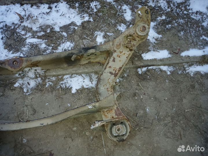 Задний подрамник W124