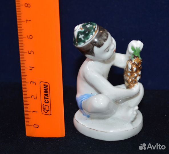Фарфоровая статуэтка- мальчик С виноградом