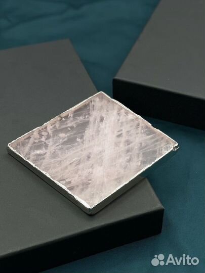 Срез кварца. Горный хрусталь. Камень. Минерал