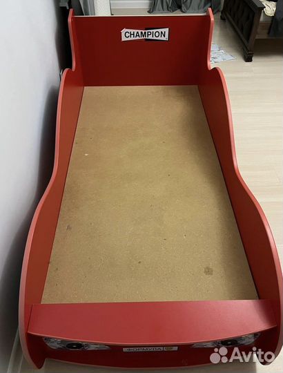 Кровать и рабочий стол