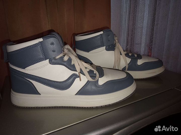 Кроссовки женские р.39