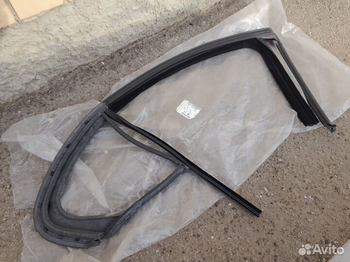 Opel Insignia Уплотнитель стекла двери (зад) Новый