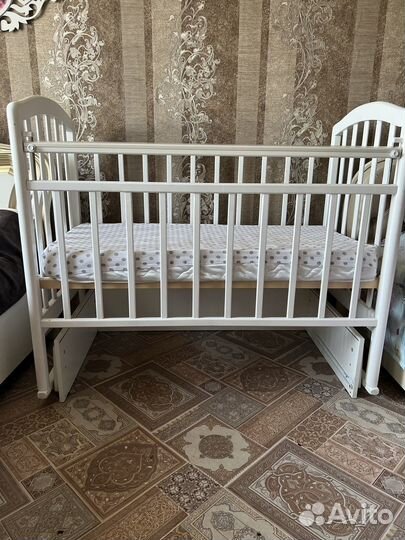 Детская кроватка с маятником