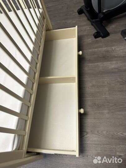 Детская кроватка с продольным маятником