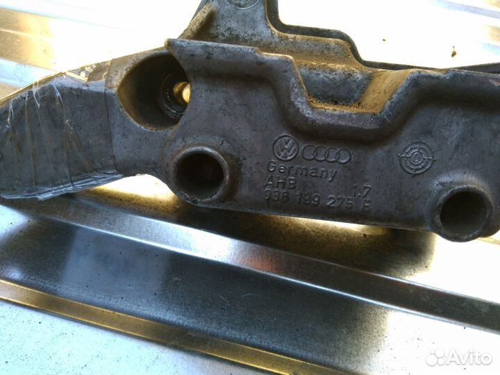 Кронштейн двигателя правый Volkswagen Golf IV