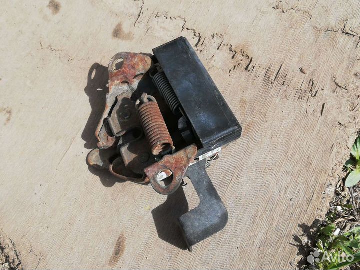 Замок капота Мазда Демио 1