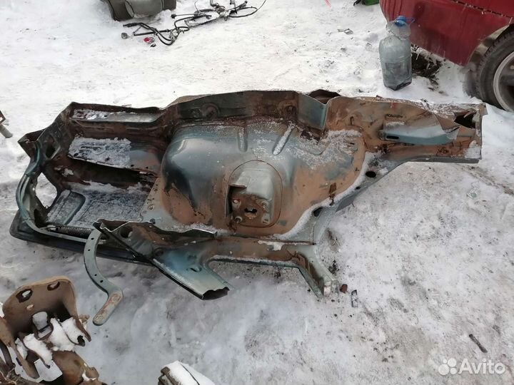 Крыло заднее правое Volkswagen Passat b3 седан