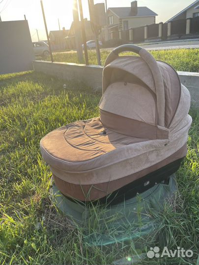 Прогулочная коляска с надувными колесами