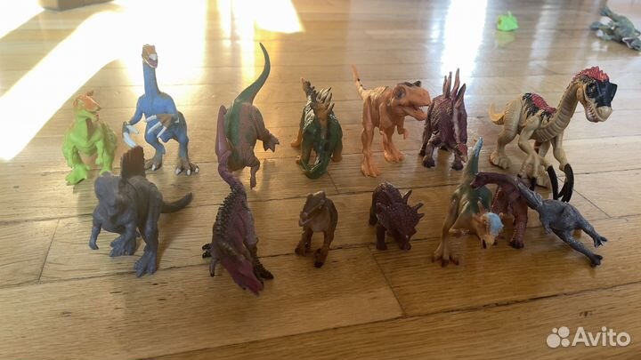 Фигурки динозавров