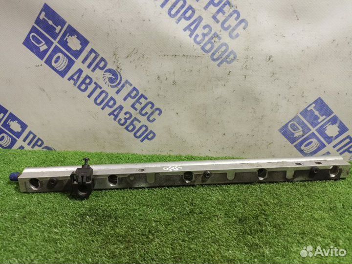 Топливная рампа Volvo S40 седан 2.4 B5244S 2008