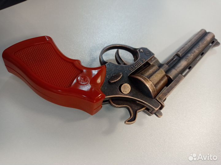 Игрушечный револьвер