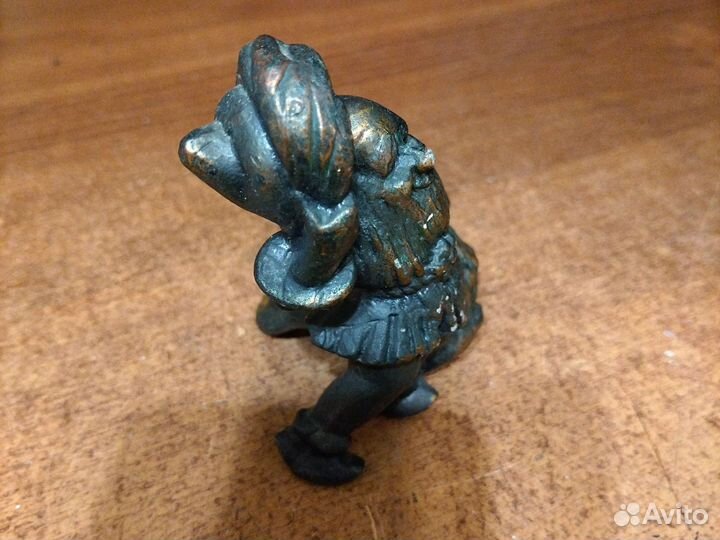 Статуэтка гном с корзиной