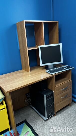 Рабочий стол с полками