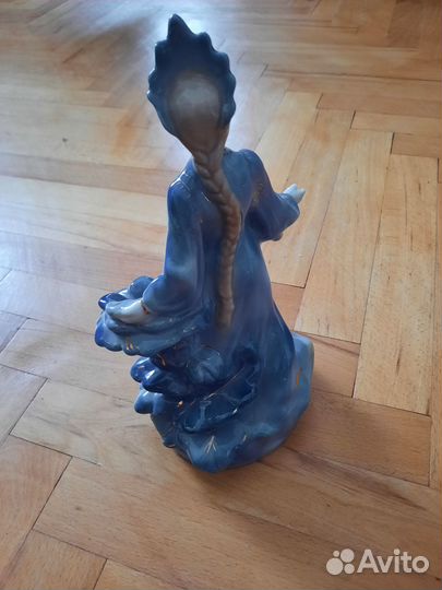 Фарфоровая статуэтка