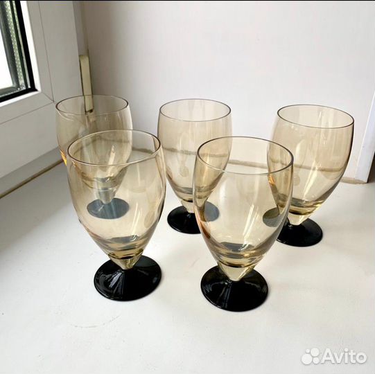 Бокалы из коричневого стекла фужеры, стопки, рюмки