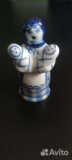 Фигурки и посуда из гжели