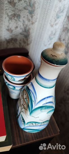 Кувшин с чашками