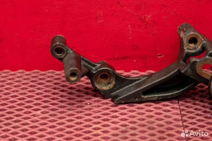 Кронштейн обводного ролика Toyota Land Cruiser 200