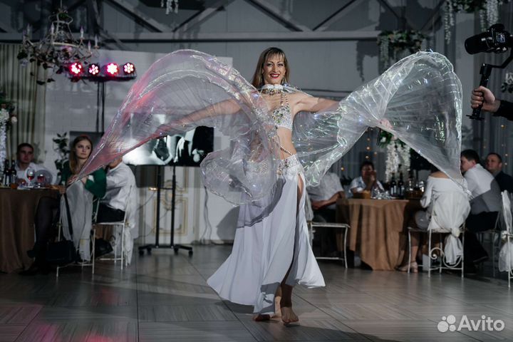 Национальные танцы. Артисты. Шоу балет. Танцоры