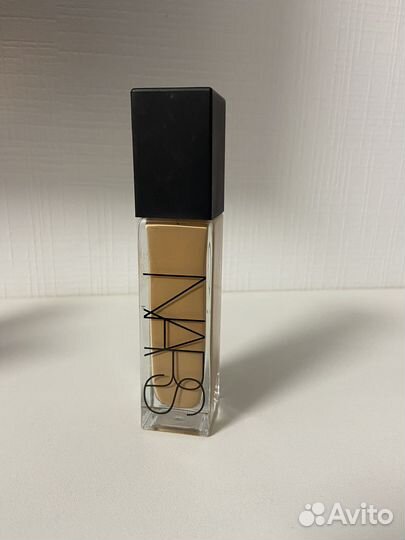 Тональный крем и кисточка