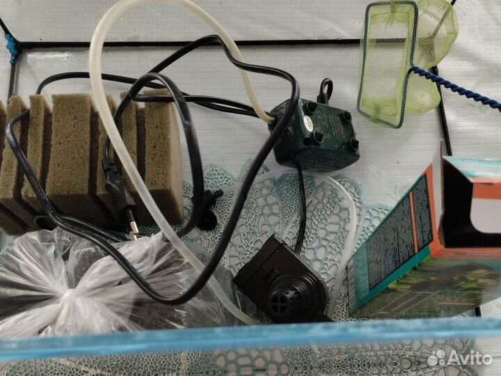 Аквариум с очистителем для воды