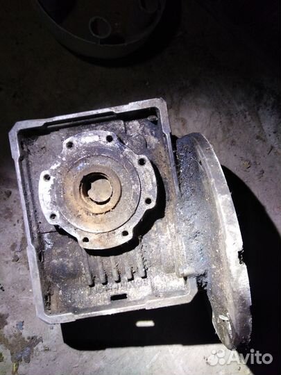 Электродвигатели и редуктор