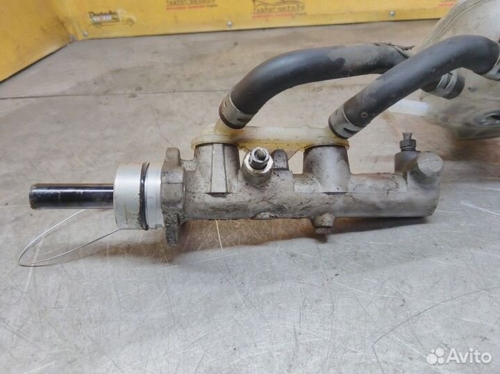 Цилиндр тормозной главный Toyota Avensis Verso I