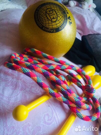 Гимнастический мяч, скакалка, булавы, купальник, н