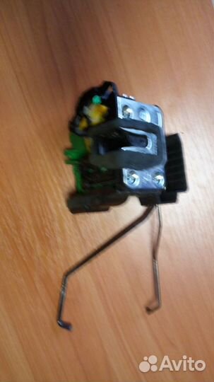 Замок двери задний левый Hyundai Solaris