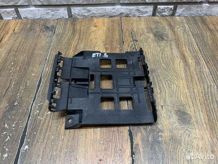 Skoda Yeti Кронштейн блока управления двигателем