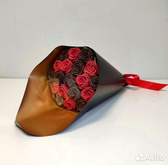 Розы из Белого и Тёмного Шоколада - 19 шт в Букете