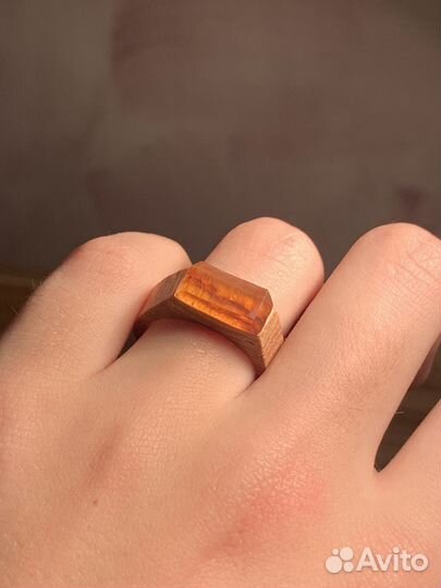 Кольцо с янтарем