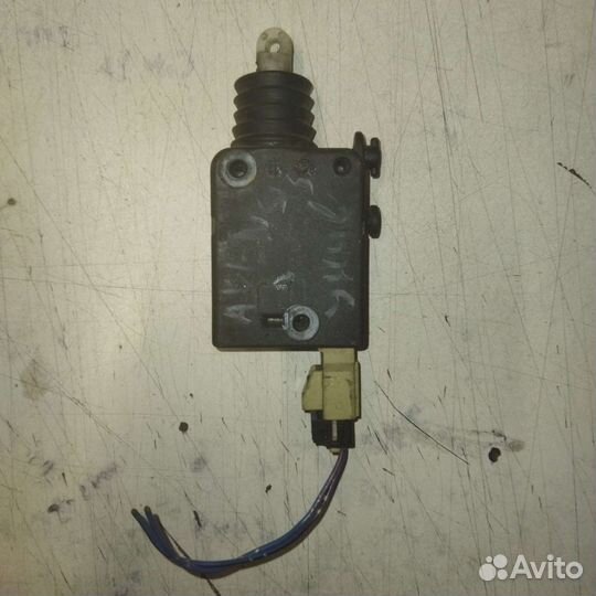 Активатор замка багажника Toyota Avensis 1