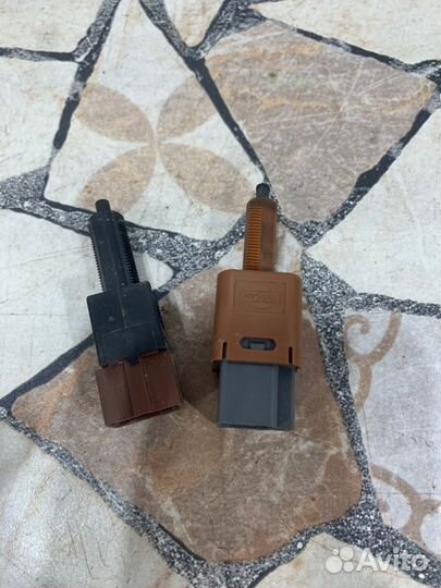 Концевик стоп-сигнала Nissan Teana J32