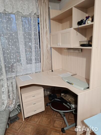 Письменный стол для школьника угловой