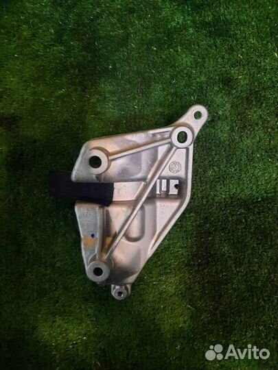 Volvo XC90 T35 2015- кронштейн насоса 31338387