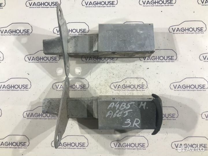 Крепление усилителя бампера заднее Audi A4 B5 8D2