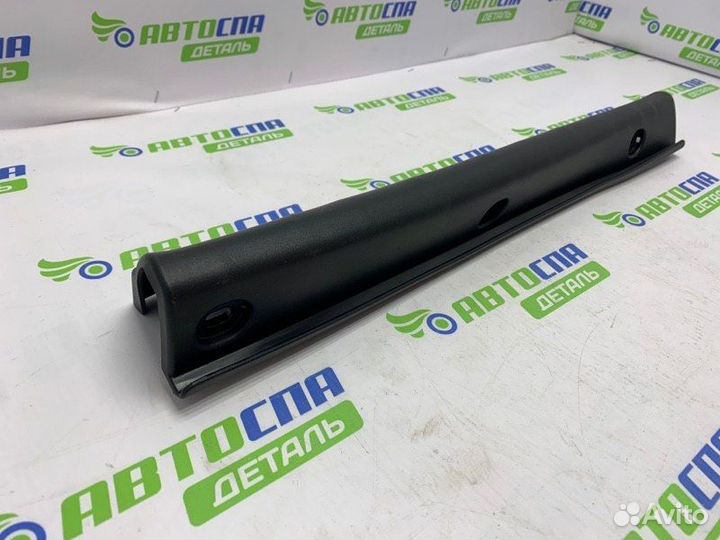 Уплотнительная резинка крыла передняя правая Mazda