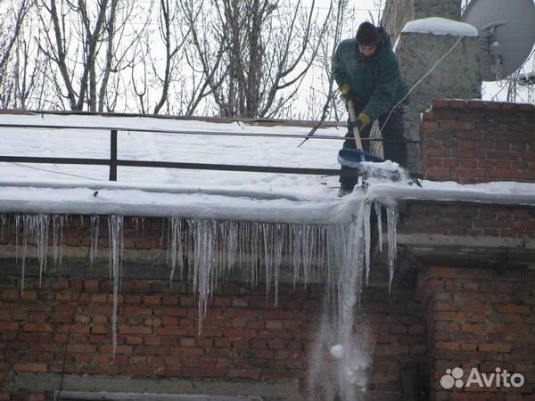 Чистка кровли от снега и наледи