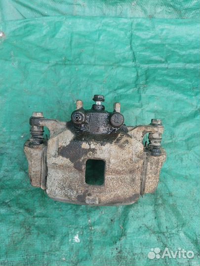 Суппорт тормозной перед левый Pajero Sport 08-15 г