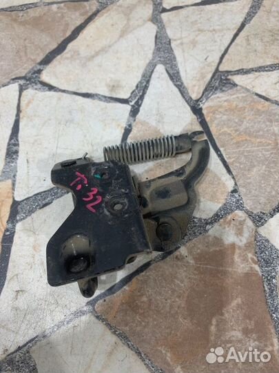 Петля замка багажника Nissan Teana J32