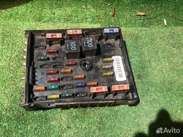 Блок предохранителей под капот Volkswagen Passat
